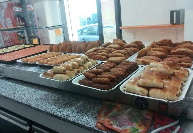 Vassoi di rosticceria pronti sul banco