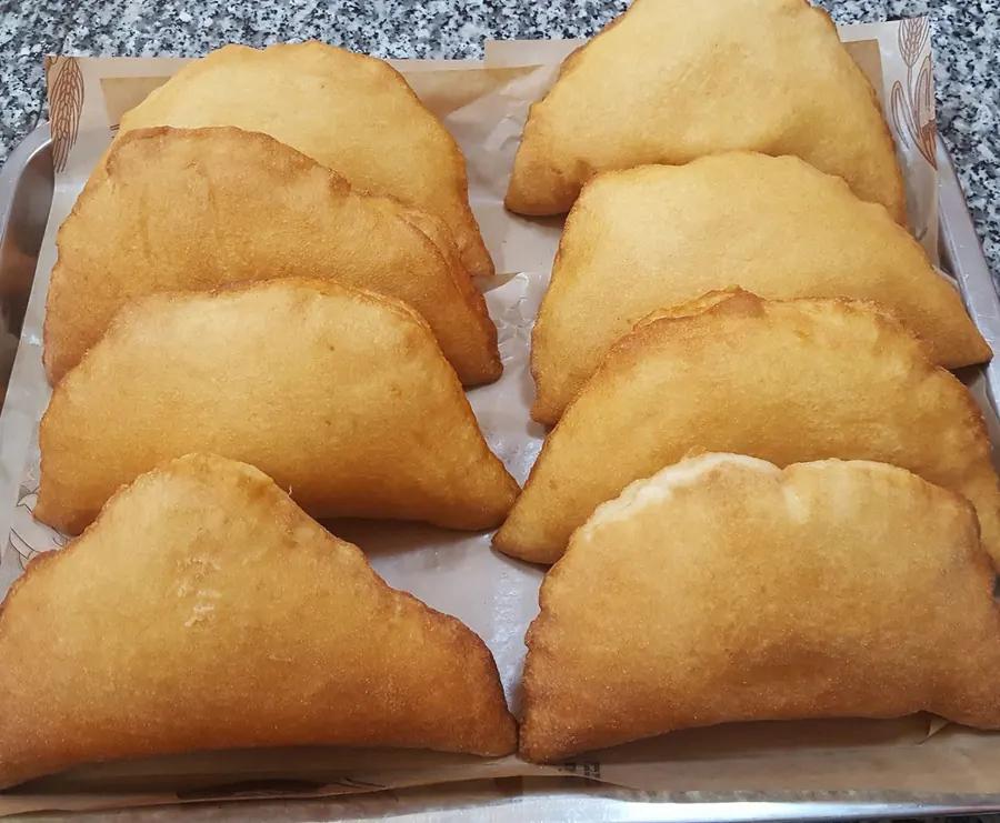 Calzoni dorati sul vassoio