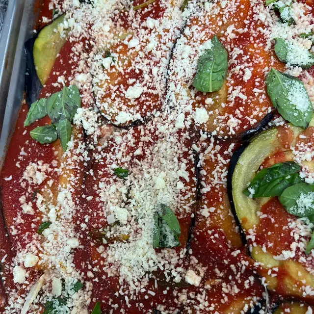 Parmigiana di melanzane con pomodoro, grana e basilico, prima del forno