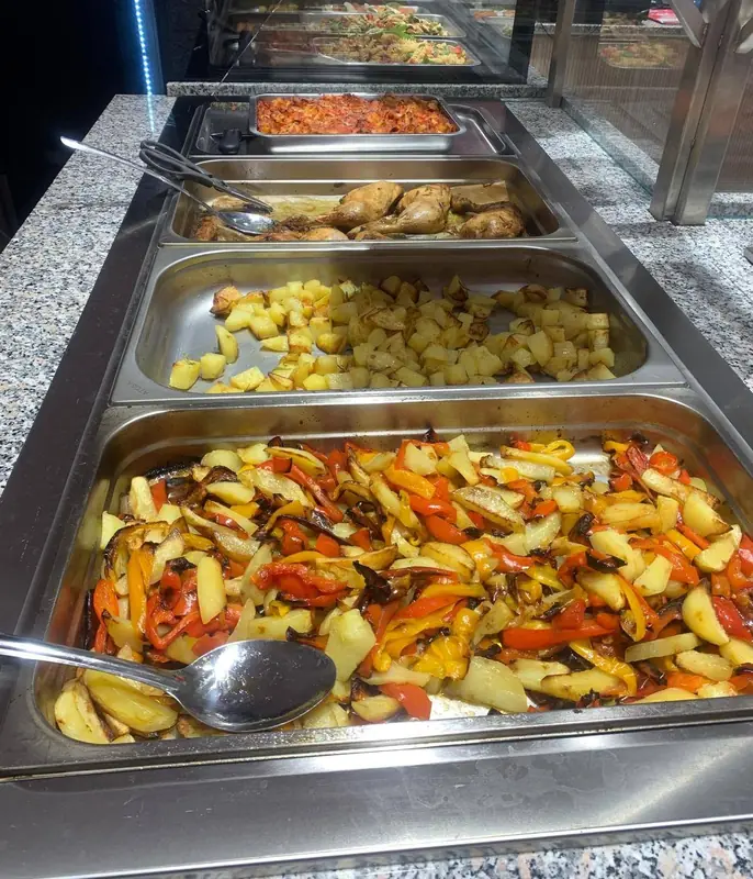Le vaschette della tavola calda al banco: patate e peperoni, patate al forno, pollo